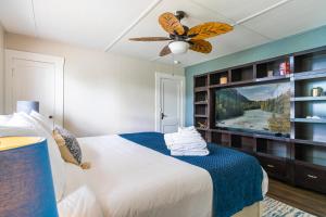 芒特多拉The Estate at Mt Dora的一间卧室配有一张床和一台平面电视