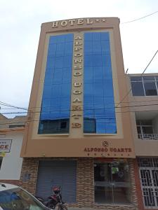 齐克拉约HOTEL ALFONSO UGARTE的前面有标志的建筑