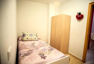 比利亚罗夫莱多APARTAMENTOS SAN ANTON的小卧室配有带枕头的床
