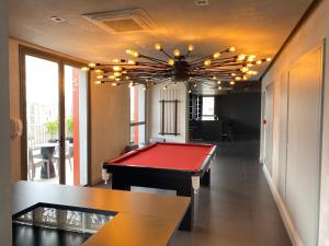 圣保罗Studio moderno a 5min a pé do Allianz Parque的台球室,配有红色台球桌