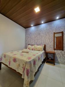 圣若热岛Village São Jorge - Guest Apartment的一间卧室配有一张带桌子和墙壁的床