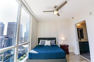 2BR Uptown Charlotte Furnished Apartments apts客房内的一张或多张床位