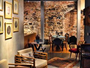 伊斯坦布尔哈姆哈纳住宿加早餐旅馆的一间带桌椅的餐厅以及砖墙