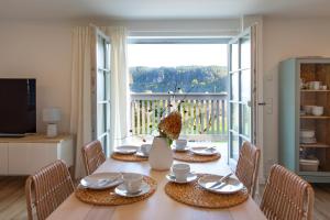 拉特诺Traumhaftes Gästehaus an Elberadweg und Bastei的阳台景餐桌