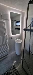 布什泰尼Tiny Dream House的浴室配有白色浴缸和镜子