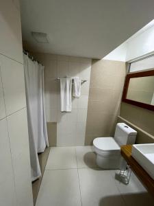圣多明各太阳广场公寓式酒店的白色的浴室设有卫生间和水槽。