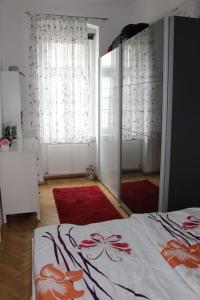维也纳my happy place的一间卧室设有一张床和两个大窗户
