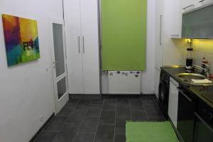 维也纳my happy place的一个带绿色橱柜和水槽的小厨房