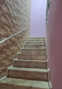埃里温Hotelito的砖墙建筑中的楼梯