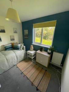 布罗肯赫斯特Secluded 3 bed cottage in private parkland的一间卧室设有一张床和一个窗口
