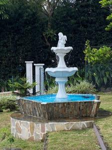 Bajo BoqueteJardín del Edén的花园喷泉雕像
