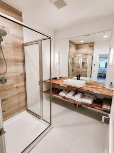派恩代尔Wallace BNB的一间带玻璃淋浴和水槽的浴室