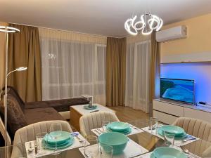 圣弗拉斯Premium Apartment Villa Aristo的客厅配有餐桌和电视