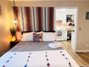塞勒姆Talavera的一间卧室配有一张大床和色彩缤纷的床头板