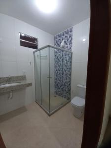 穆库热Hospedaria São João的一间带玻璃淋浴和卫生间的浴室