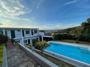 瓜杜阿斯Quinta Baroe的一座带游泳池的房子的图象