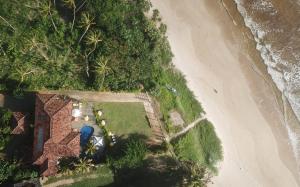 韦利格默Sānti Beach House with pool & beach的海滩旁房屋的空中景致