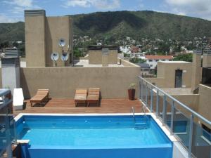 维拉卡洛斯帕兹乡村塔楼公寓的建筑物屋顶上的游泳池