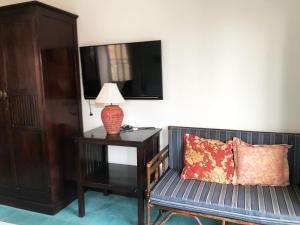 芭堤雅市中心Sutus Court 7的客厅配有沙发和带台灯的桌子