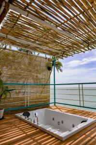 Cabo de RamaThe Cape Goa的海景客房内的浴缸