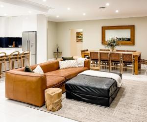 金德拜恩Hamilton House - Snowy Mountain Luxury Villas的客厅配有沙发和桌子