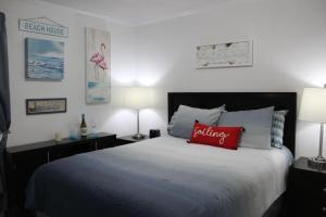 坦帕Fun-N-Sun with Spectacular Ocean Views的一间卧室配有一张带红色枕头的大床