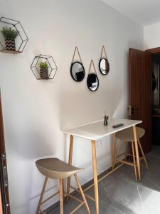 GalataMaria's Apartment 2的一张桌子和两把椅子,旁边是一面墙,墙上有镜子