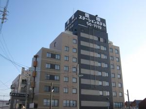 丰桥市Toyohashi Station Hotel / Vacation STAY 66965的上面有标志的建筑