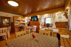 索尔察瓦Shepherds House "Alpine Dreams"的一间带桌椅的用餐室