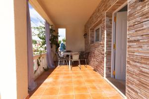 拉梅特拉·德·玛尔INNOUTHOME Villa privada familiar con piscina rovelló的客房设有带桌椅的阳台。