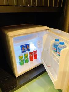 胡志明市Ipeace Hotel - Bùi Viện Walking Street的配有瓶装水的开放式冰箱
