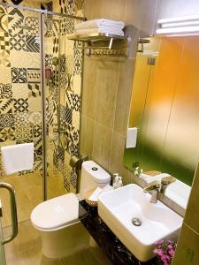 胡志明市Ipeace Hotel - Bùi Viện Walking Street的一间带水槽、卫生间和镜子的浴室