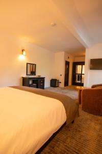 雷京Hunter Vip的酒店客房,配有床和沙发