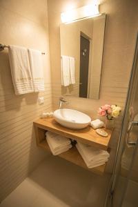 雷京Hunter Vip的浴室配有盥洗盆、镜子和毛巾