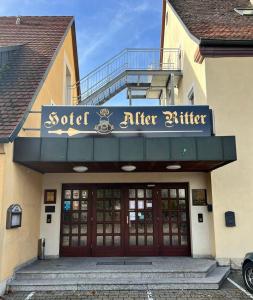 罗滕堡Hotel-Gasthof "Alter Ritter"的一块有标志的建筑,上面写着黄油