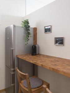 格拉茨Charming City Apartment的厨房配有柜台和冰箱。