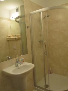 斯维诺乌伊希切Apartament 22 nad morzem的带淋浴、盥洗盆和淋浴的浴室