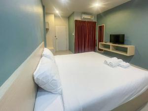 Ban Bo HanHop On Phuket的卧室配有一张带2条毛巾的大型白色床