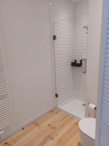 拉纳肯Entre Deux Eaux的带淋浴和卫生间的白色浴室
