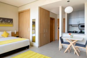 多哈Adagio Doha的酒店客房带一张床和一个厨房