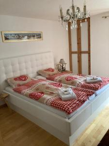 采尔马特千禧年公寓的一间卧室配有两张床和吊灯。
