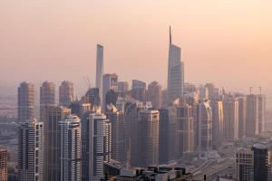 迪拜Skyview Host的城市天际线,高耸的摩天大楼
