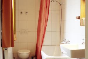 魏玛Bio Hotel Kipperquelle的带浴缸、卫生间和盥洗盆的浴室