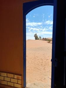梅尔祖卡阿里摩洛哥传统庭院住宅酒店 的通往沙漠的开放式门,享有美景