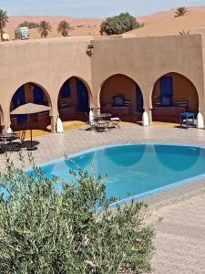 梅尔祖卡阿里摩洛哥传统庭院住宅酒店 的沙漠中带游泳池的度假胜地