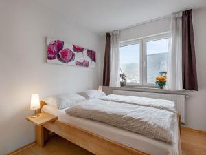 VelmedeModern Apartment in Velmede with Private Terrace的白色的卧室设有床和窗户
