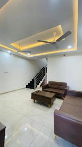 普杰Luxurious 3 BHK Villa In Bhuj - Shivani Homestay的带沙发和吊扇的客厅