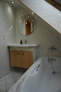 德累斯顿Apartment mit Ausblick im Dresdner Südwesten的带浴缸和盥洗盆的浴室
