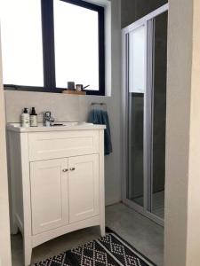 开普敦Cozy spacious loft on 4th Avenue的浴室配有白色水槽和淋浴。