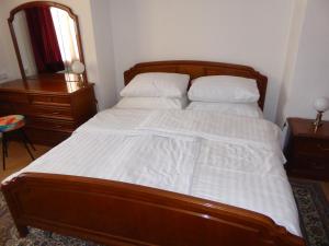 Kirchberg am WaldeSommerfrische Waldviertel的卧室内的一张带白色床单和枕头的床